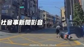 桃園一名黃姓女子日前騎車行經楊梅區新農街與自強街口，路旁一輛小貨車彭姓男駕駛突然開車門，黃女閃避不及當場被擊落慘摔，驚悚瞬間全被後方車輛行車紀錄器拍下