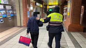 國中生追雪狂走8小時　冷到跑進警局求救