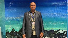 吐瓦魯部長籲支持長期氣候計畫吐瓦魯財政部長潘恩紐表示，該國因應氣候衝擊的長期計畫約需3、40億美元，包括增加國土空間並阻止海洋暖化，需要國際社會包括台灣的協助。他身後為台灣畫家王國仁為帛琉國家館所繪的「海洋之聲」。 中央社記者田習如杜拜攝 112年12月2日