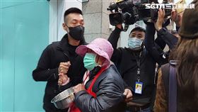 婦人敲打不鏽鋼碗，要求立法院長選舉藥頭韓國瑜，不可跑票。(圖/記者陳怡潔攝影)