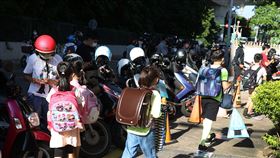 大佳國小開學日家長緊張的帶著小朋友進學校。（記者邱榮吉/攝影）