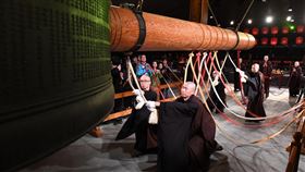 法鼓山除夕撞鐘活動將登場法鼓山24日表示，法鼓山除夕撞鐘活動將於2月9日晚間登場，今年將恢復讓民眾能以拉繩的方式撞鐘，歡迎民眾與親友相約團圓共同聆聽悠揚鐘聲。（法鼓山提供）中央社記者吳欣紜傳真  113年1月24日