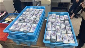  國內前三知名虛擬幣交易平台之一「ACE交易所」詐欺案，檢警在律師王晨桓家中搜出4900萬現金，共犯林女家中起出麥拉倫跑車。（圖／翻攝畫面）