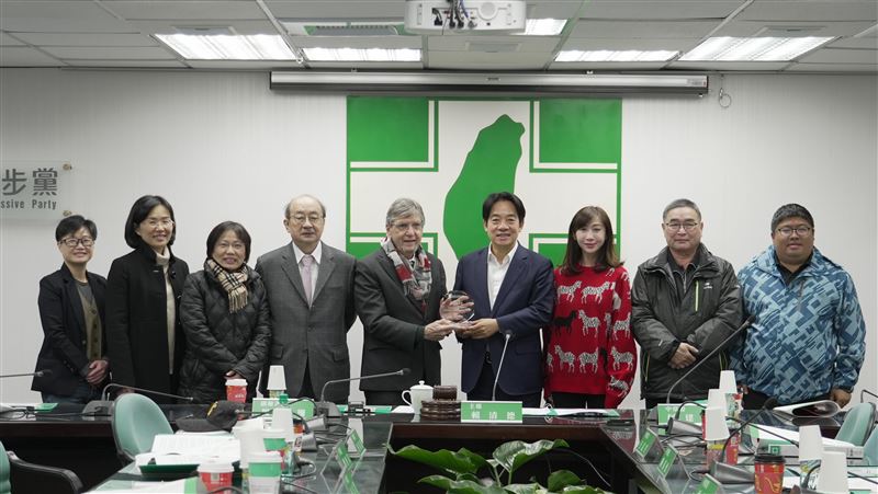 台美重要推手！賴頒終身貢獻獎章給彭光理