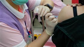 XBB疫苗接種創新高疾管署最新統計，上週COVID-19 XBB疫苗接種18.1萬人次，19日單日接種3.6萬人次，皆創XBB疫苗開打以來最高紀錄。圖為民眾施打疫苗。中央社記者曾以寧攝  113年1月23日