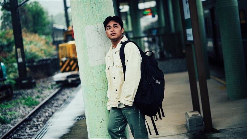 部落都是他的歌！男星現身街頭快閃　吸400萬流量超狂