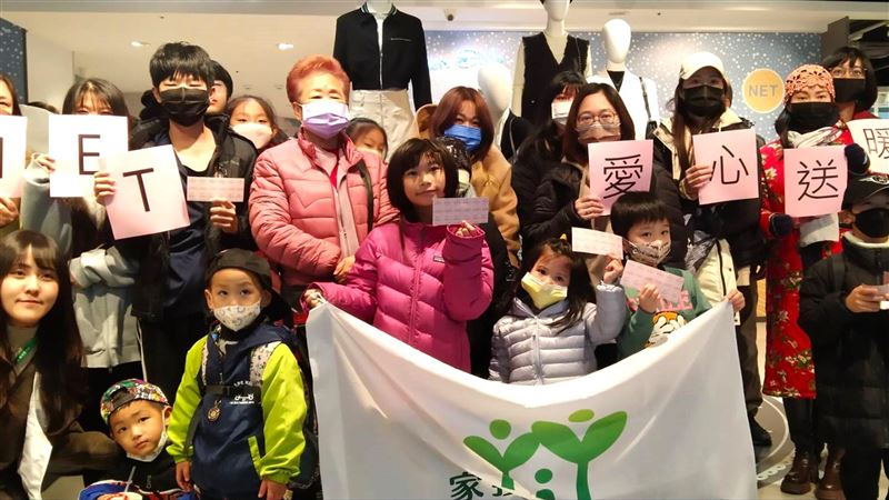NET封館讓家扶兒挑衣　童：鞋已破很久了