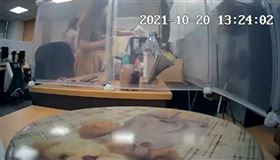 ▲主播宮鬥，10月20日下午拍下TVBS前主播張靖玲往古彩彥的水晶倒入液體，又拿衛生紙沾點水晶，甚至拿起水晶，以衛生紙擦拭水晶底部。（圖／翻攝自司法院判決書查詢系統，下同）