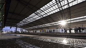 德國火車司機迎來罷工史上最長的一次，經濟專家警告，恐造成經濟損失高達約新台幣340億元。（圖／美聯社／達志影像）