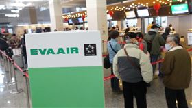 長榮機師擬罷工（2）長榮機師投票取得合法罷工權，醞釀春節前後罷工。圖為台北松山機場，旅客24日下午在櫃檯辦理行李托運等手續。中央社記者趙世勳攝  113年1月24日