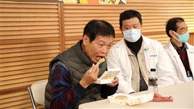 經3年吞嚥訓練，潘先生（左）目前已可安全食用蘿蔔糕及碗粿等食物。（圖／門諾醫院提供）