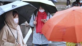 寒流發威  台北濕冷（2）寒流發威，中央氣象署預報，23日白天北部及東北部整天溼冷，高溫僅攝氏9至11度。圖為台北市內湖科技園區通勤民眾戴著圍巾禦寒。中央社記者王飛華攝  113年1月23日