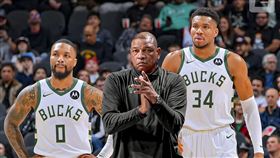 ▲「字母哥」35分大三元，瑞佛斯（Doc Rivers）接掌兵符拿下首勝。（圖／翻攝自ESPN推特）