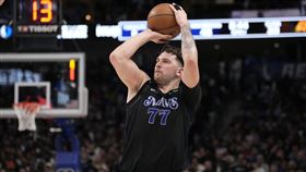 ▲東契奇（Luka Doncic）不滿被球迷罵，請保全趕球迷出場。（圖／美聯社／達志影像）