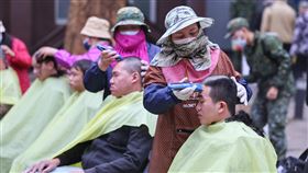 首梯一年義務役入伍  髮婆剃頭（2）首梯一年制義務役25日入營，展開為期8週入伍訓練。圖為役男抵達台中成功嶺新訓中心後，由俗稱「髮婆」的理髮小姐持電推剪髮器替役男理頭髮。中央社記者王飛華攝  113年1月25日