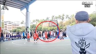 國小籃球賽激戰　觀賽爸媽竟衝上場開打