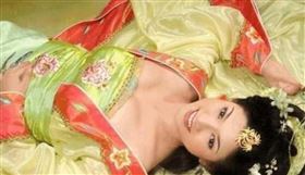 ▲相較其它朝代，唐朝女子穿著顯然比較開放。（影視示意圖／翻攝自百度百科）