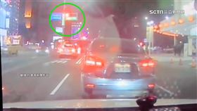 2車爭道！後車不滿按喇叭　駕駛停路中下車理論