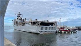 北大西洋公約組織（NATO）今天開始大規模「Steadfast Defender 24」演習。以美國海軍岡斯頓霍爾號登陸艦從諾福克出發為行動的開始。（圖／翻攝自@NakedPueblo63 X平台）
https://twitter.com/NakedPueblo63/status/1750409405496275446