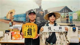 日作家田中佑典徒步環台  造訪彰化福井食堂日本自由作家田中佑典（右）2023年10月再度來台，展開為期半年的徒步環台之旅，24日到訪位在彰化縣社頭鄉以販賣鐵路便當出名的福井食堂，並與食堂老闆陳朝強（左）合影留念。（陳朝強提供）中央社記者吳哲豪傳真  113年1月25日