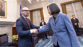 總統蔡英文（右）25日上午在總統府接見立陶宛國會訪問團，與馬爾德基斯（左）握手致意。（圖／翻攝自@iingwen X平台）