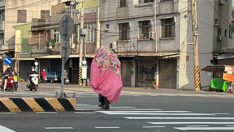 路上驚見「行動粉紅被」嘉警1暖舉網讚爆