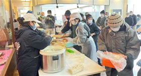 慈濟日本分會從1月13日起持續在日本能登半島重災區進行熱食發放。面對嚴寒的風雪，志工克服困難送上熱食。（圖／慈濟基金會提供）