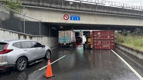 新北王姓司機駕駛貨櫃車行經板新路時撞上橋墩後翻覆。（圖／翻攝畫面）