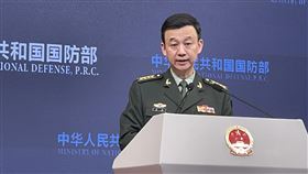 菲擬開發南海島礁添購裝備  共軍：一意孤行必反制針對菲律賓軍方日前表示，菲國計劃進一步開發南海島礁並購買更多船隻及雷達，中國國防部發言人吳謙25日揚言，中方願與菲方透過雙邊對話協商解決分歧，但如果菲方一意孤行，中方必將予以堅決反制。中央社記者邱國強北京攝  113年1月25日