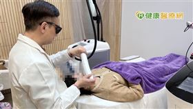 「每個人臉上有斑都一定有其原因」，何彰季醫師認為找出源頭、處理問題，反而比後續施打療程還重要。