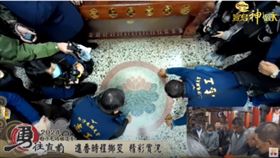 ▲值年爐主擲筊中。（圖／寶島神很大）