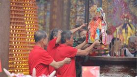 ▲去年的水藍色花布聖袍（圖／永貞宮）
