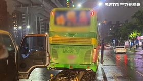 新北謝姓司機駕駛遊覽車行經思源路時撞上分隔島。（圖／翻攝畫面）