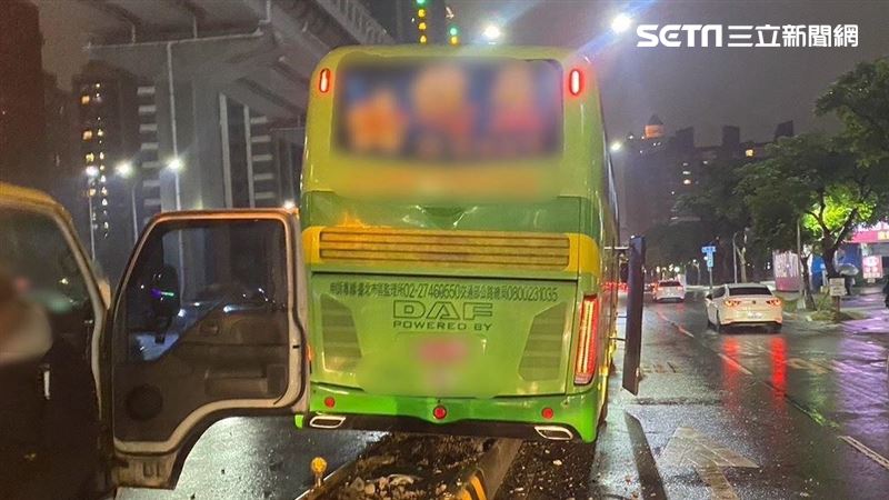 天雨晚間視線不佳　新莊遊覽車自撞分隔島