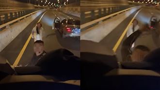 賓士男超派！單挑4輛大車狂敲車窗