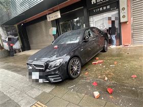 黃男因裝潢糾紛談不攏，持磚頭砸林男賓士車。（圖／翻攝畫面）