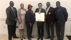 世界市長會議通過決議  賀賴清德當選總統世界市長會議創辦人暨阿拉巴馬州突斯克吉市前市長福特（右2）偕會議主要幹部25日頒贈友台決議文予駐邁阿密經濟文化辦事處處長周啟宇（右3）。（駐邁阿密經文處提供）中央社記者江今葉華盛頓傳真  113年1月26日