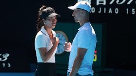 謝淑薇與搭檔傑林斯基在澳網混雙逆轉奪冠。（圖／翻攝自謝淑薇臉書）