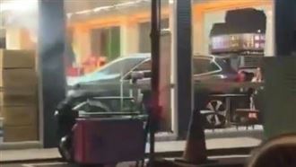 休旅車暴衝進超商畫面曝　網笑：刷載具？