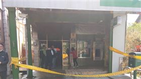 南投鹿谷鄉清水郵局，搶劫，丟鞭炮縱火，經理遭砍傷(圖／翻攝畫面)