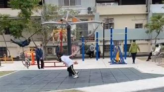 2童瘋玩鞦韆高速旋轉險甩飛　驚險畫面曝