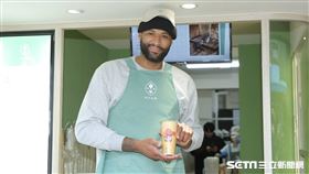 「表弟」卡森斯（Demarcus Cousins）前往網紅Toyz飲料店擔任一日店長。（圖／記者楊澍攝影）