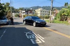 南投鹿谷清水郵局，搶劫縱火，嫌犯開無車牌賓士逃逸，落網,70年次黃姓嫌犯(圖/翻攝畫面)