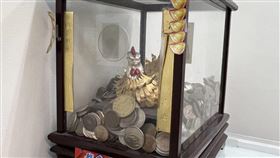 幫金雞禦寒！3名男子合資刮中百萬元。（圖／台彩提供）