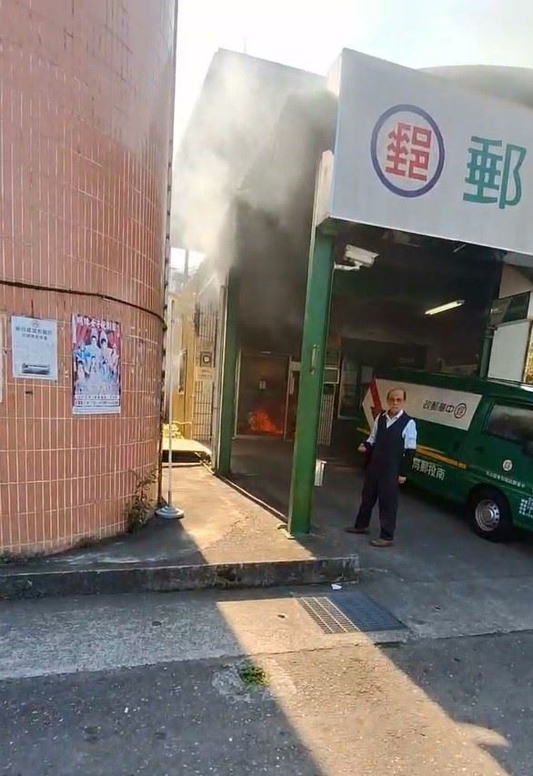 南投鹿谷清水郵局遭黃姓男子縱火燒毀,求償320萬7621元。(圖/翻攝畫面)