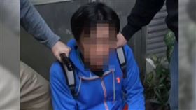 身背4條通緝逃亡10多年的翁男組詐房團，鎖定親友6處房產偷天換日變成自己的，警方日前逮捕翁男等5人。（圖／北市刑大提供）