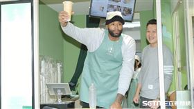 「表弟」卡森斯獲邀擔任手搖飲一日店長。（圖／記者楊澍攝影）