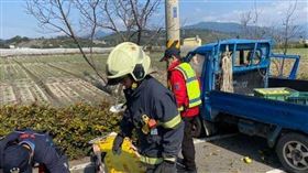 苗栗卓蘭發生小貨車因不明原因自撞電線桿車禍，車門變形，受困駕駛被救出送醫。（圖／翻攝畫面）