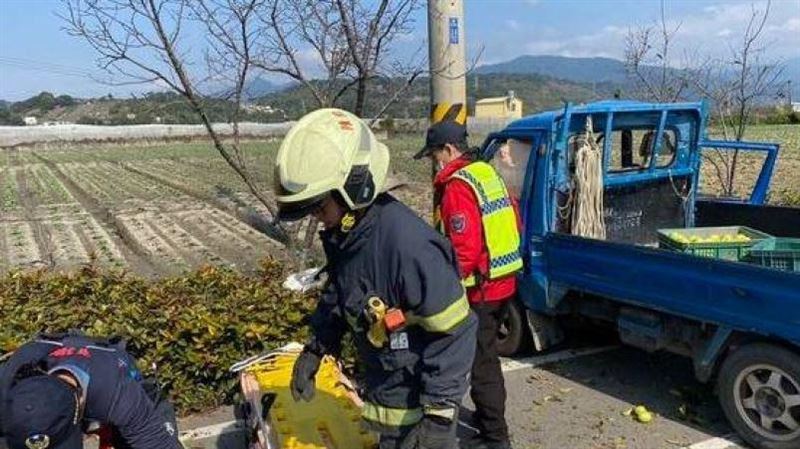 苗栗卓蘭小貨車自撞車禍　駕駛一度受困