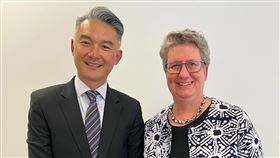 駐墨爾本辦事處處長呂明澤（左）近日與美國駐墨爾本總領事萊芙莉（右）會晤。（圖／翻攝自X @USEmbAustralia）